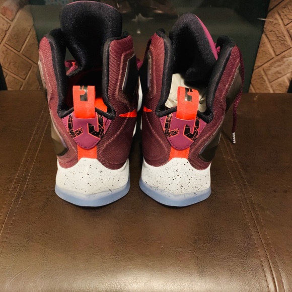 Lebron 13 - Picture 6 of 8